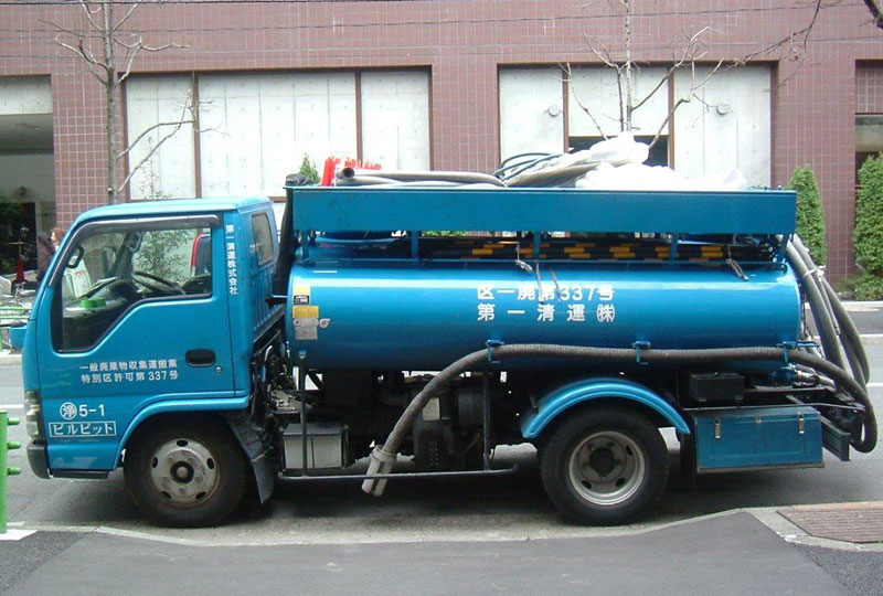 汚泥を吸引・運搬するバキュームタンク車